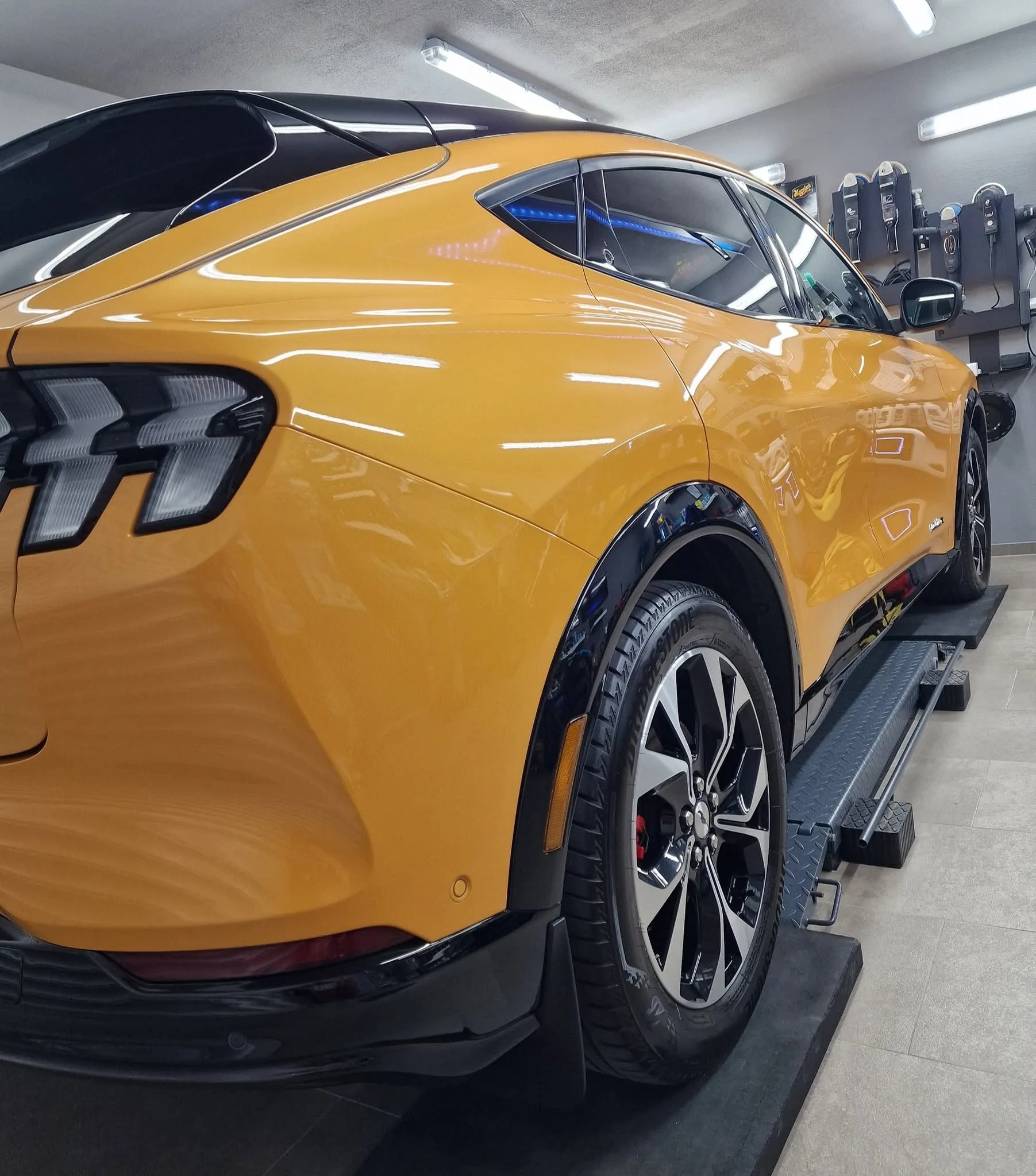 Poliranje in grafenska zaščita vozila do 7 let - Ford Mustang MACH E — ob predaji — slika 11