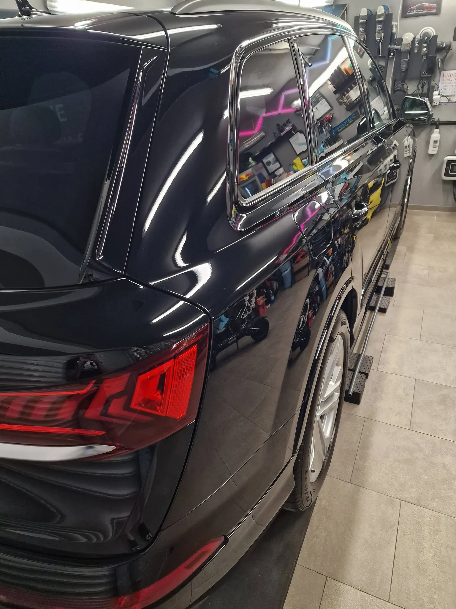 Poliranje in grafenska zaščita vozila do 7 let - AUDI Q7 — ob predaji — slika 3