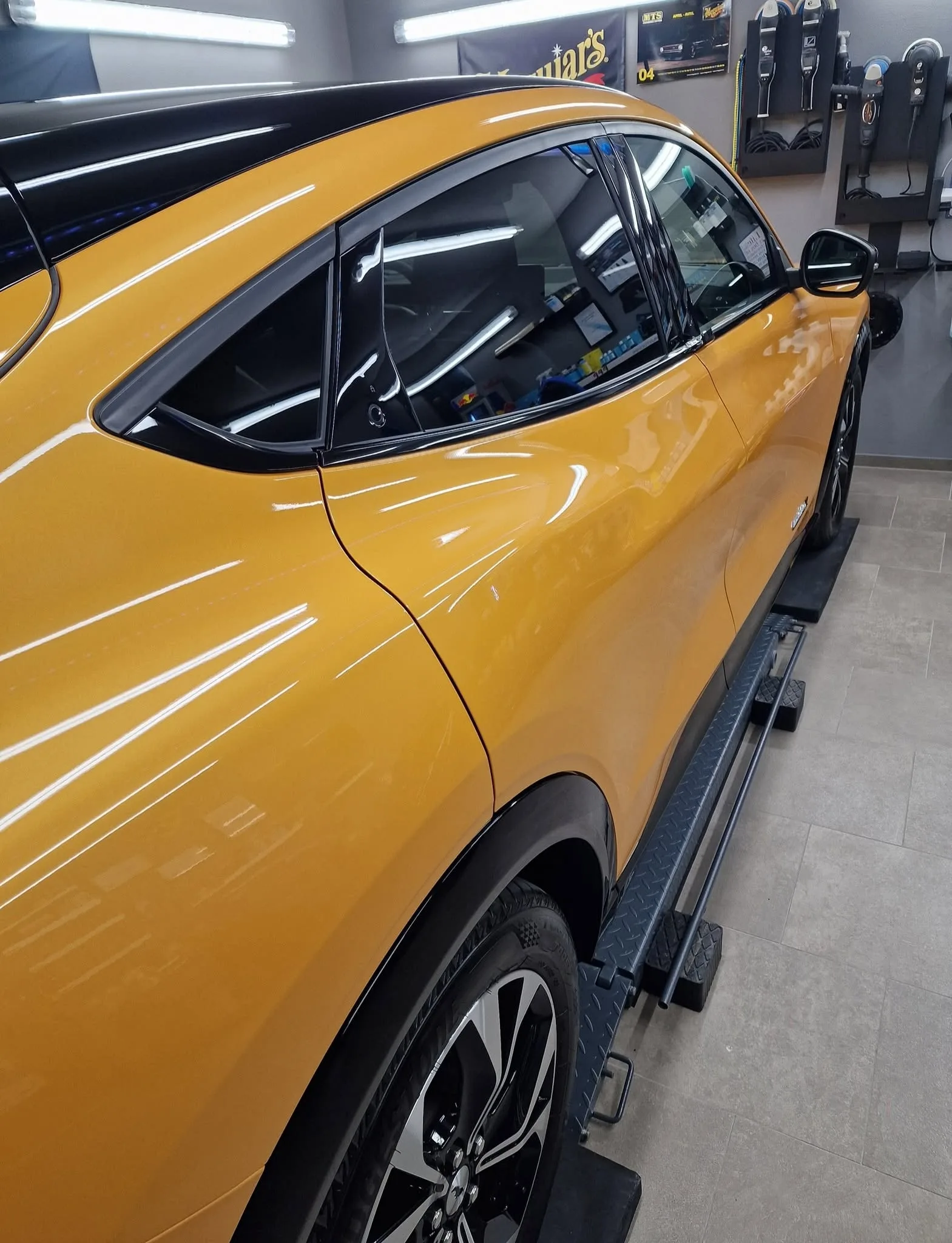 Poliranje in grafenska zaščita vozila do 7 let - Ford Mustang MACH E — ob predaji — slika 12