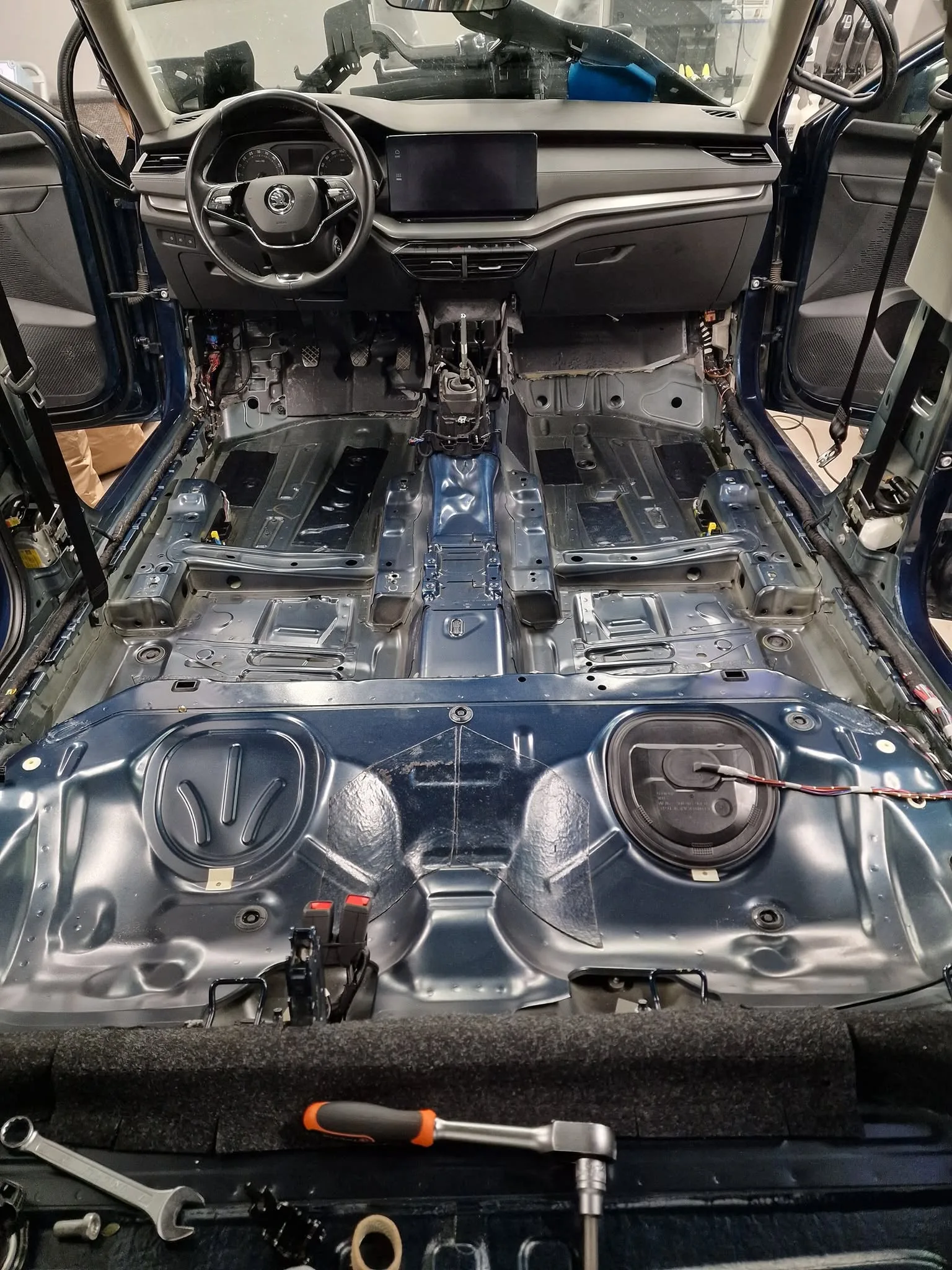 Celovita sanacija po razlitju 40 litrov bučnega olja - Škoda Octavia — ob predaji — slika 2