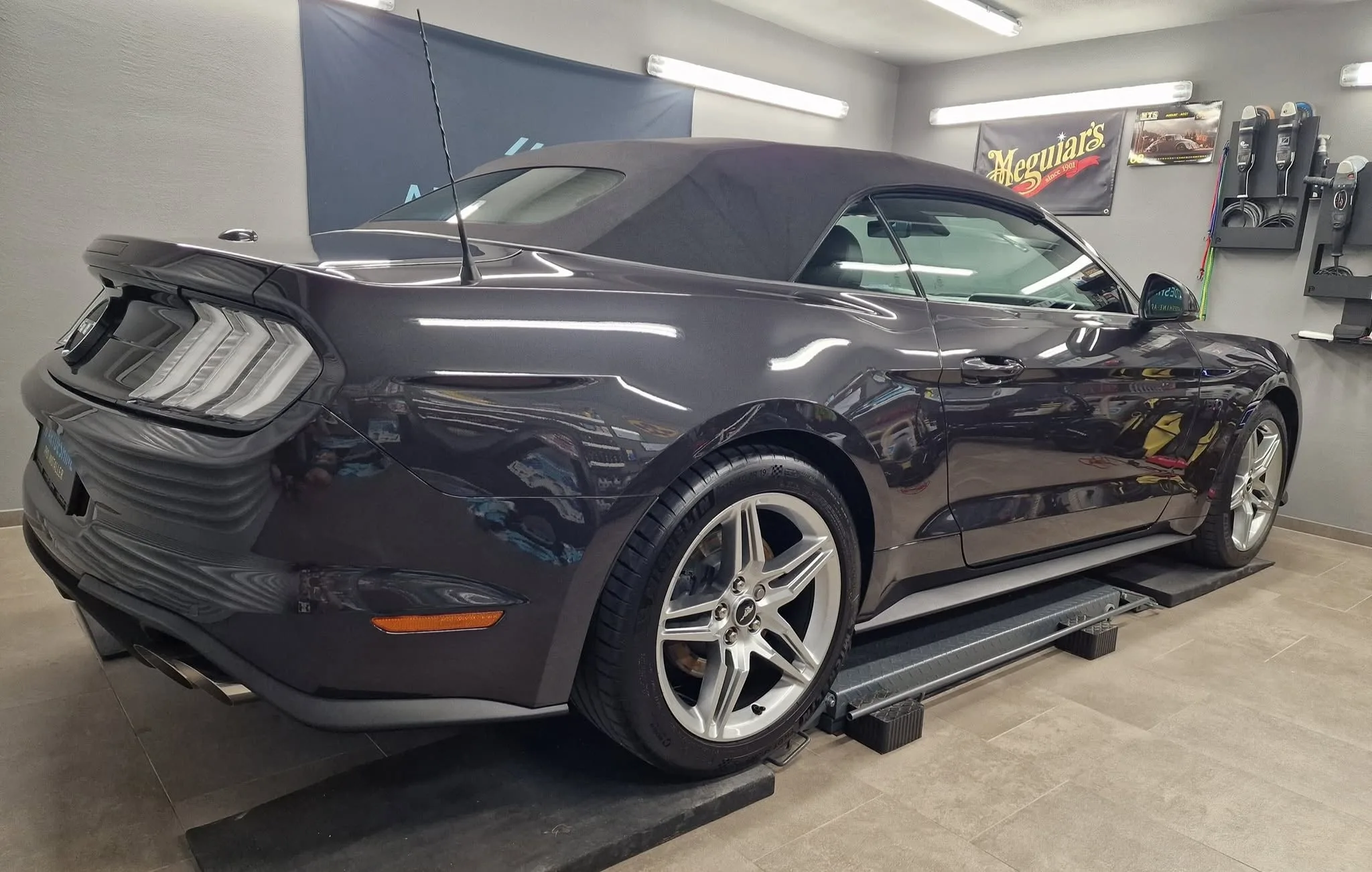 Poliranje in grafenska zaščita vozila do 7 let - osnovno čiščenje notranjosti - Ford >Mustang GT cabrio — ob predaji — slika 17