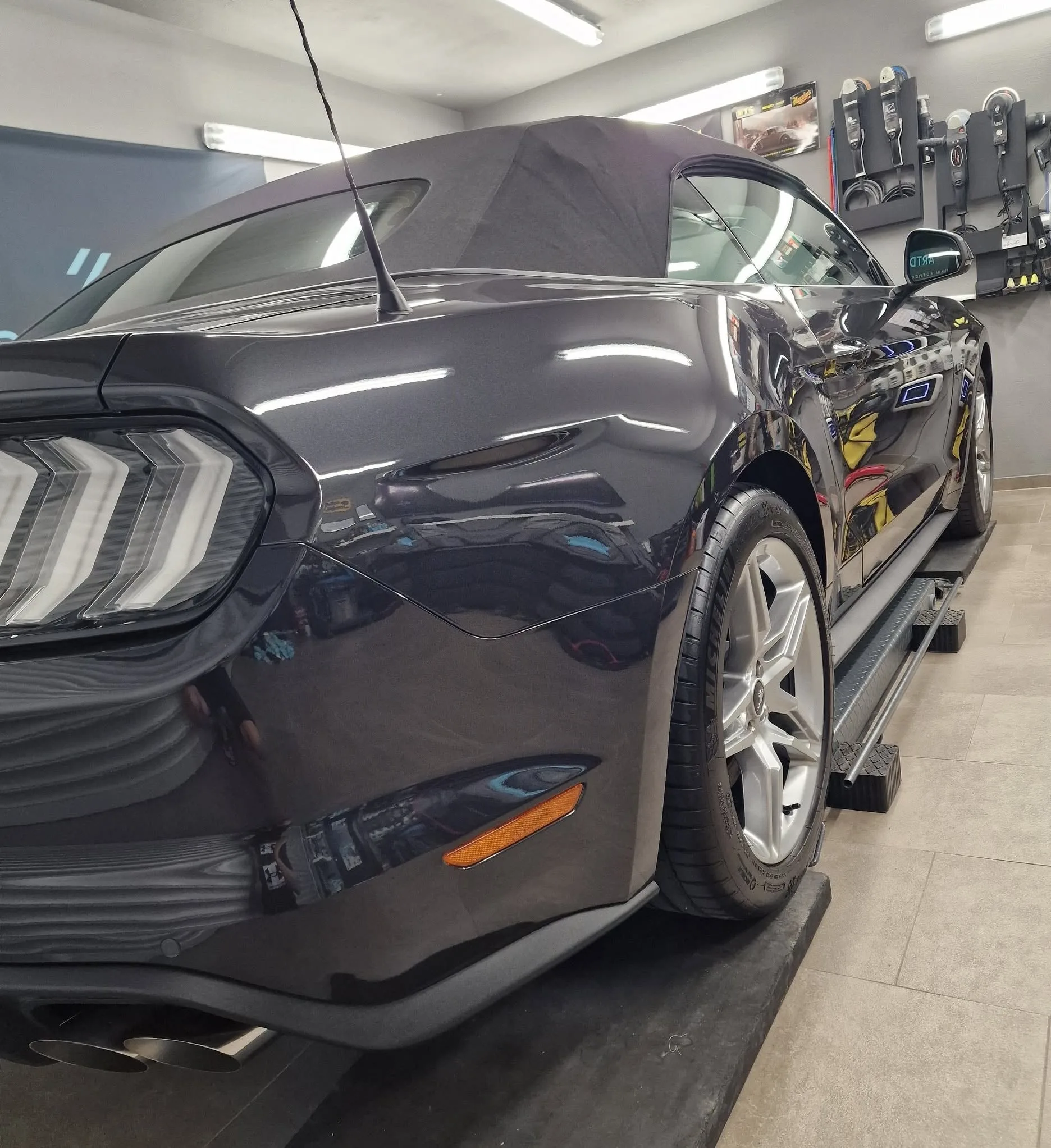 Poliranje in grafenska zaščita vozila do 7 let - osnovno čiščenje notranjosti - Ford >Mustang GT cabrio — ob predaji — slika 18