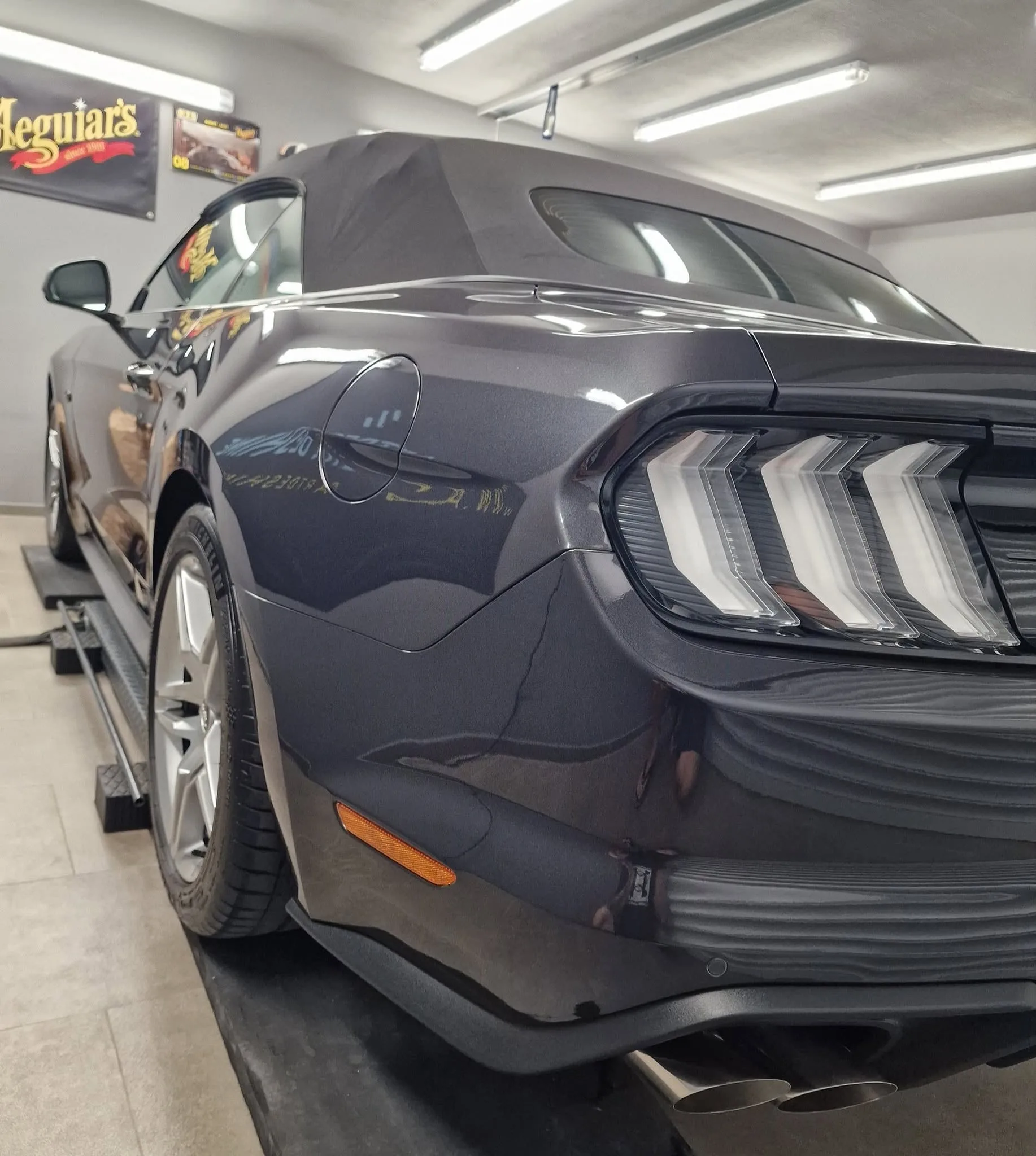 Poliranje in grafenska zaščita vozila do 7 let - osnovno čiščenje notranjosti - Ford >Mustang GT cabrio — ob predaji — slika 20