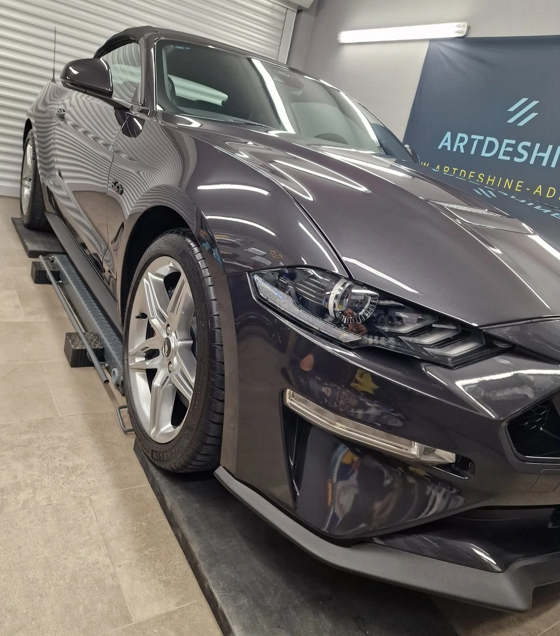 Poliranje in grafenska zaščita vozila do 7 let - osnovno čiščenje notranjosti - Ford >Mustang GT cabrio — ob predaji — slika 22