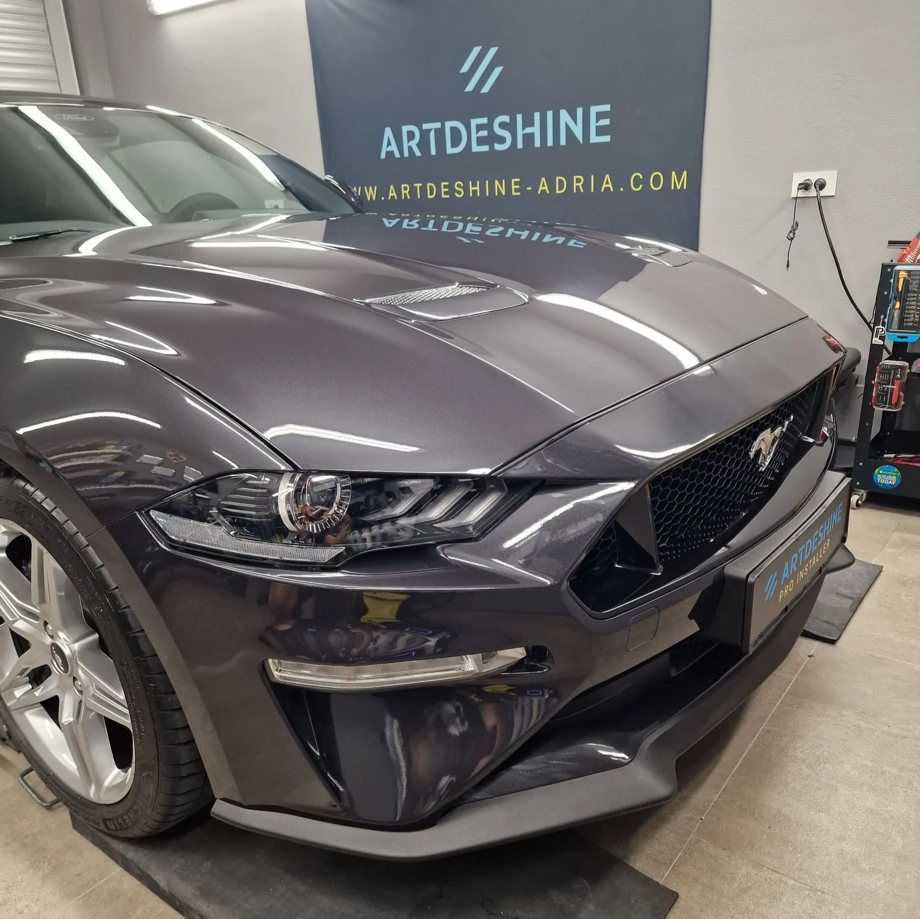 Poliranje in grafenska zaščita vozila do 7 let - osnovno čiščenje notranjosti - Ford >Mustang GT cabrio — ob predaji — slika 23
