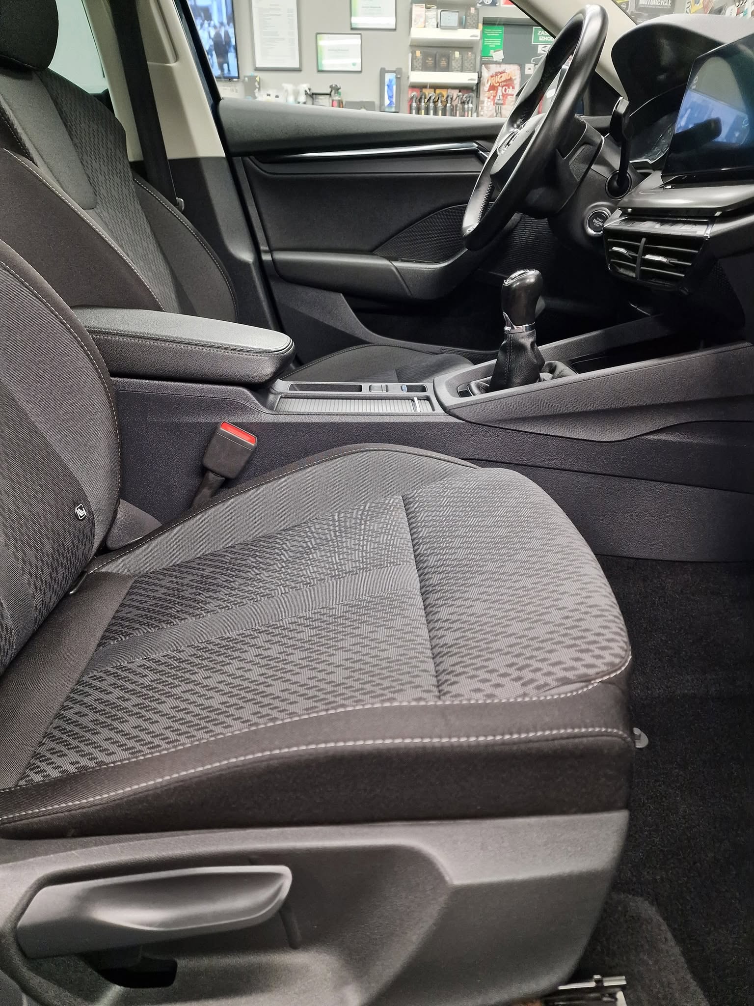 Celovita sanacija po razlitju 40 litrov bučnega olja - Škoda Octavia — ob predaji — slika 12
