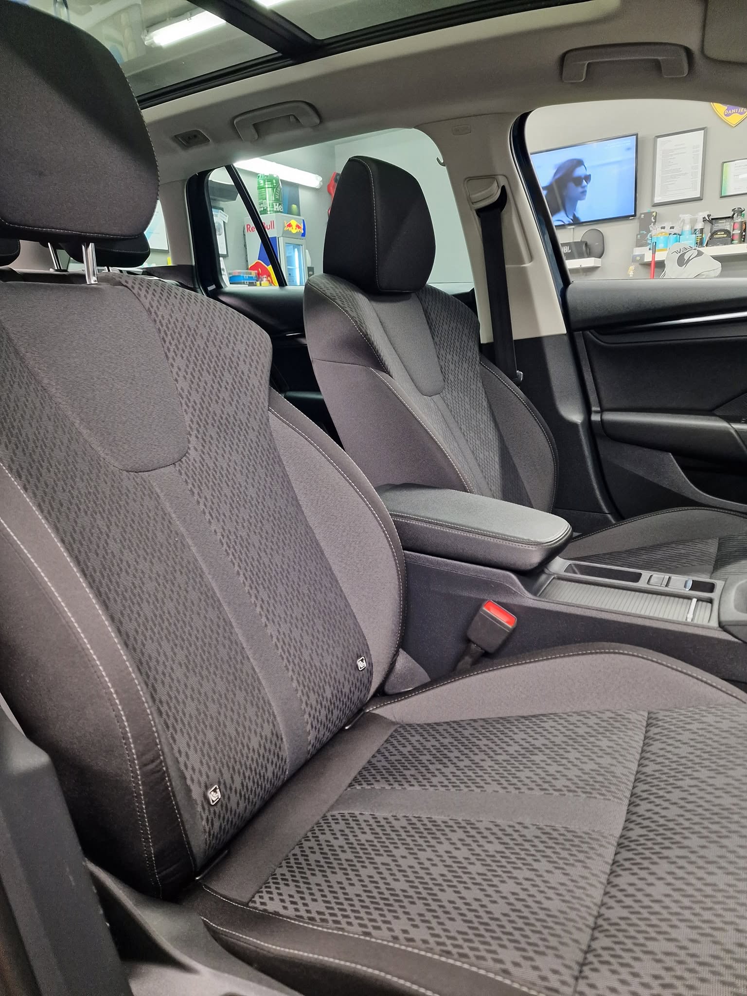 Celovita sanacija po razlitju 40 litrov bučnega olja - Škoda Octavia — ob predaji — slika 13