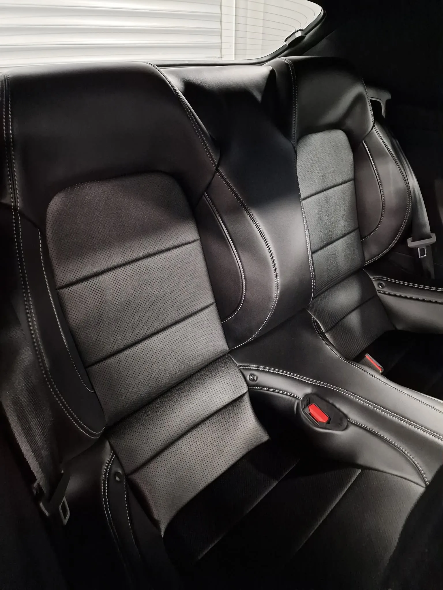 Poliranje in grafenska zaščita vozila do 7 let - osnovno čiščenje notranjosti - Ford >Mustang GT cabrio — ob predaji — slika 29