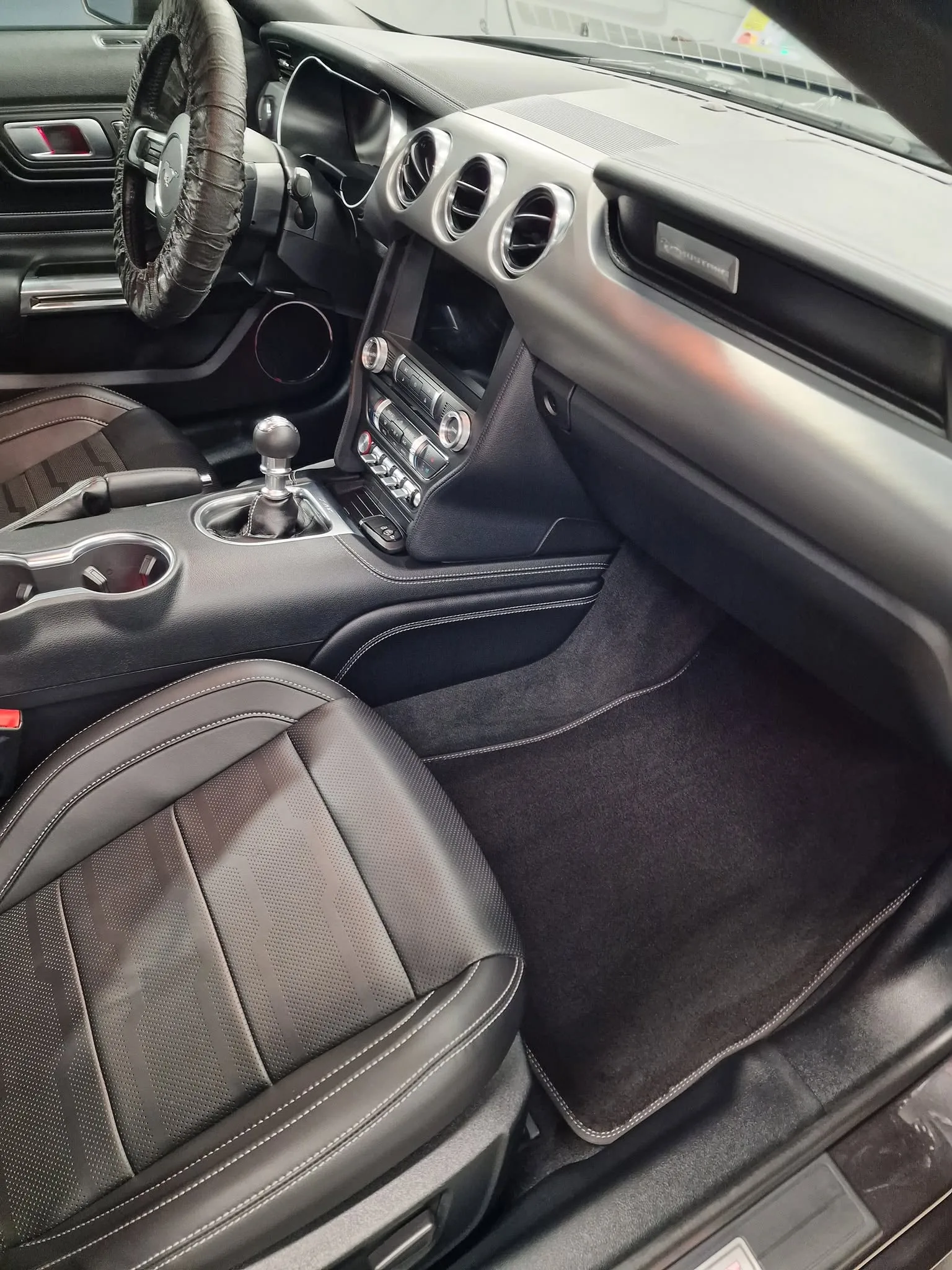 Poliranje in grafenska zaščita vozila do 7 let - osnovno čiščenje notranjosti - Ford >Mustang GT cabrio — ob predaji — slika 30