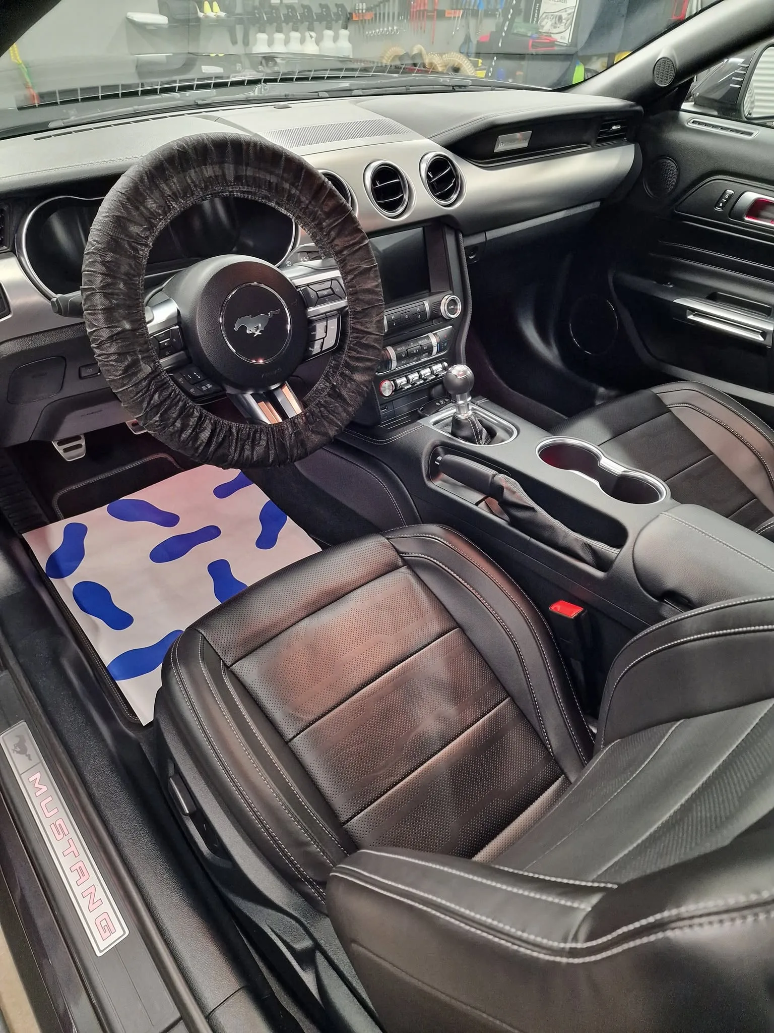 Poliranje in grafenska zaščita vozila do 7 let - osnovno čiščenje notranjosti - Ford >Mustang GT cabrio — ob predaji — slika 32