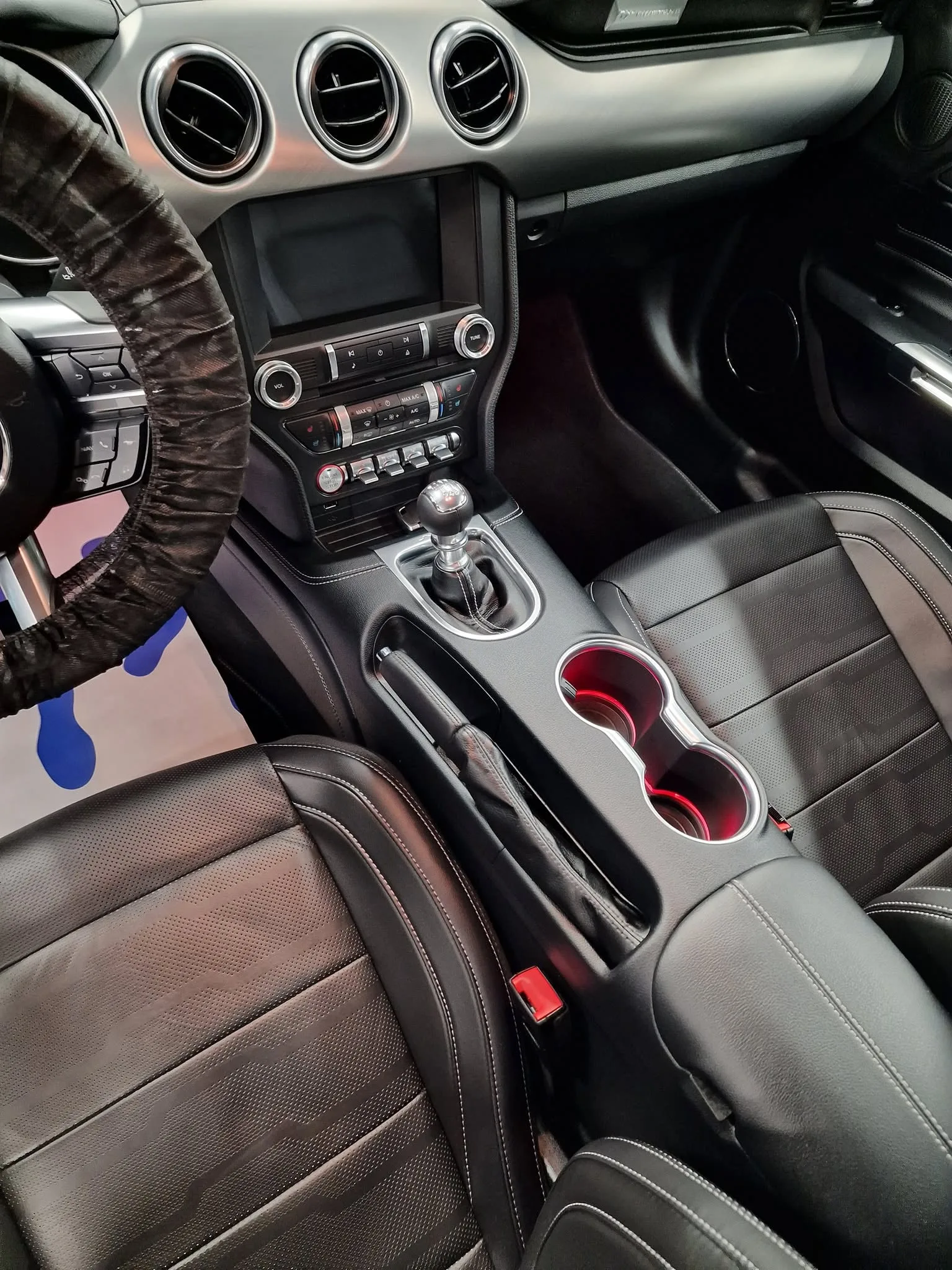 Poliranje in grafenska zaščita vozila do 7 let - osnovno čiščenje notranjosti - Ford >Mustang GT cabrio — ob predaji — slika 33