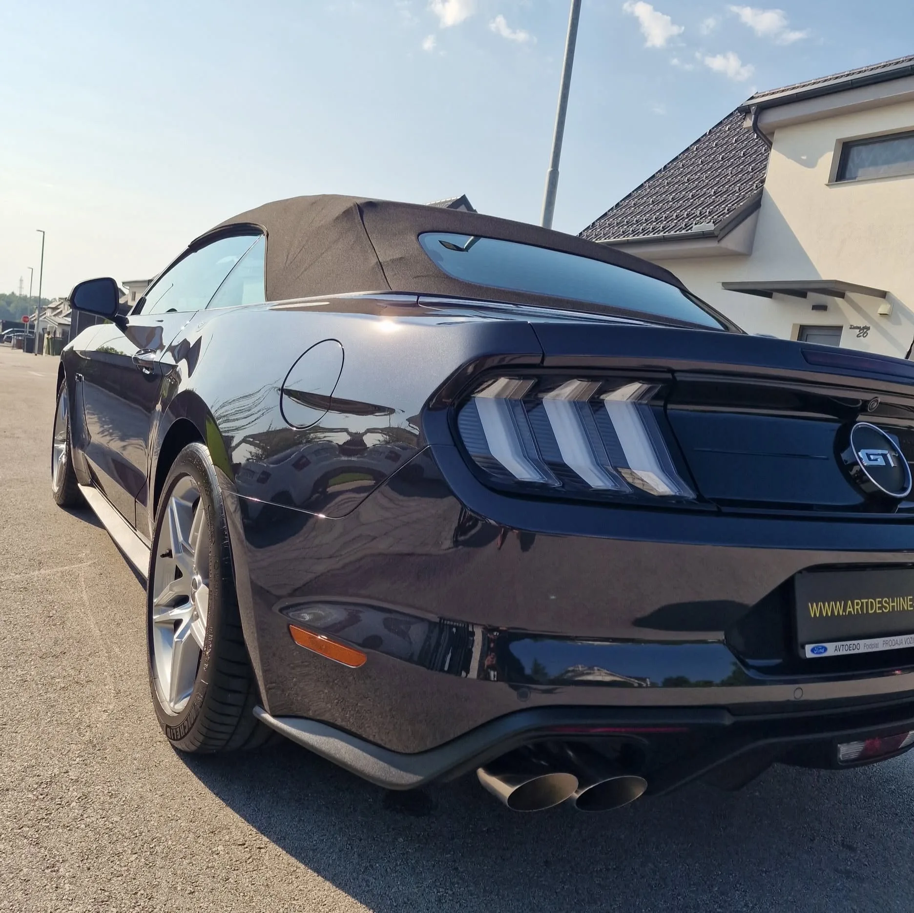 Poliranje in grafenska zaščita vozila do 7 let - osnovno čiščenje notranjosti - Ford >Mustang GT cabrio — ob predaji — slika 5