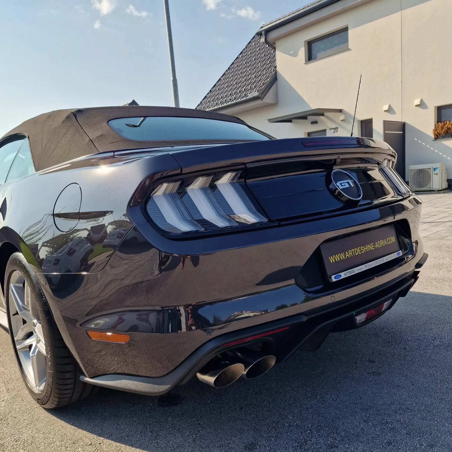 Poliranje in grafenska zaščita vozila do 7 let - osnovno čiščenje notranjosti - Ford >Mustang GT cabrio — ob predaji — slika 6