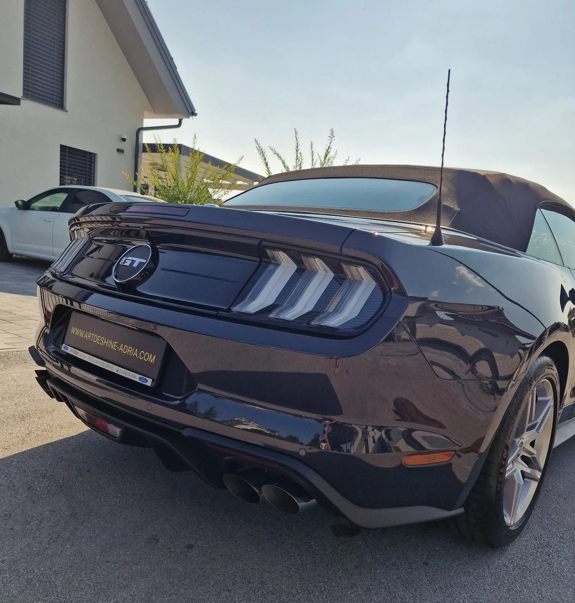 Poliranje in grafenska zaščita vozila do 7 let - osnovno čiščenje notranjosti - Ford >Mustang GT cabrio — ob predaji — slika 7