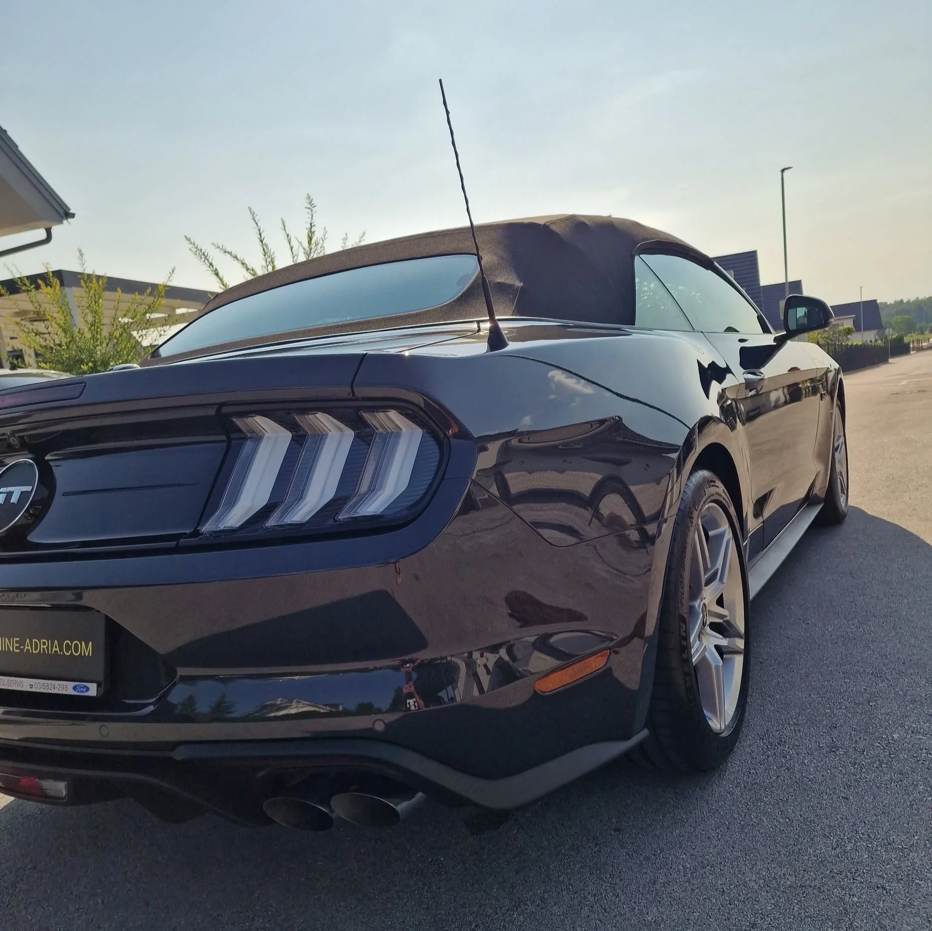 Poliranje in grafenska zaščita vozila do 7 let - osnovno čiščenje notranjosti - Ford >Mustang GT cabrio — ob predaji — slika 8
