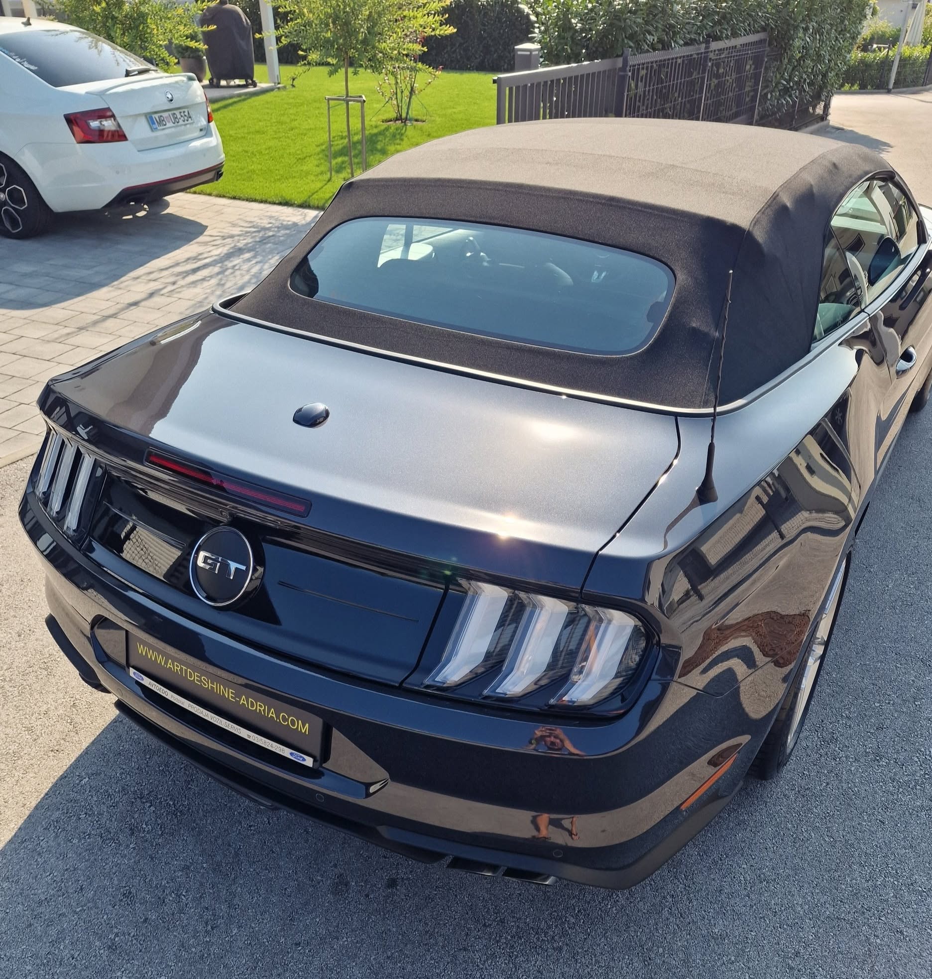 Poliranje in grafenska zaščita vozila do 7 let - osnovno čiščenje notranjosti - Ford >Mustang GT cabrio — ob predaji — slika 9